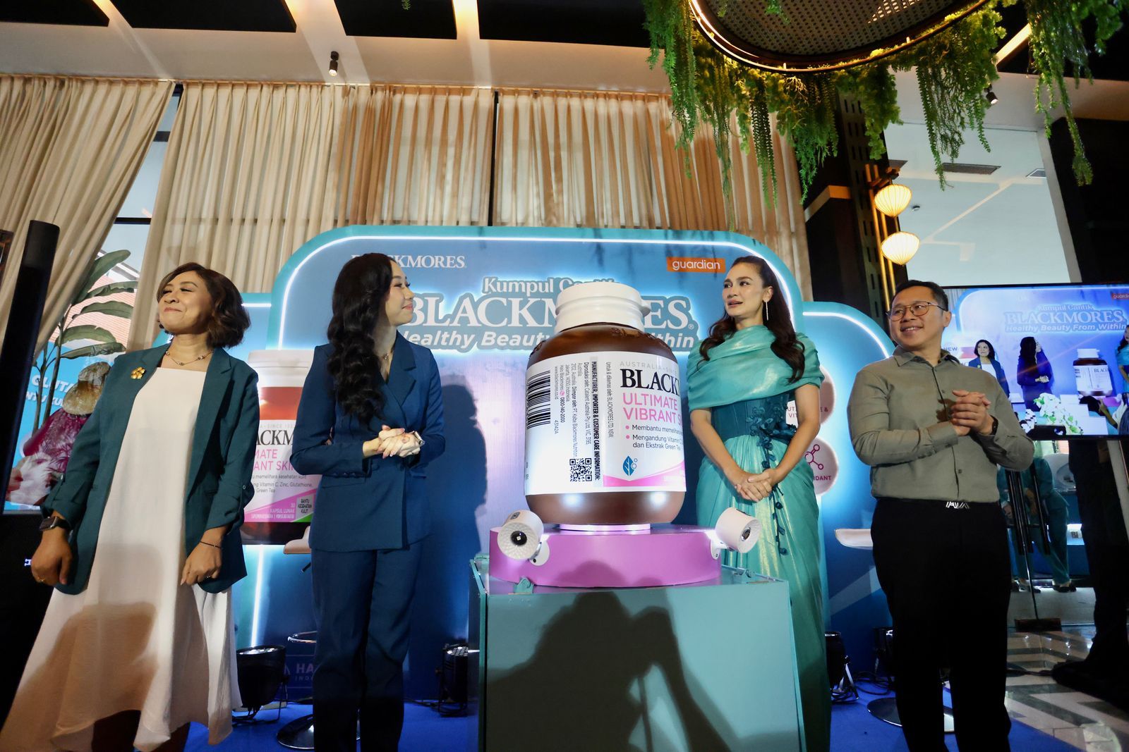 Blackmores yang dikenal sebagai merek suplemen kesehatan premium meluncurkan suplemen kecantikan untuk kulit cerah dari dalam.