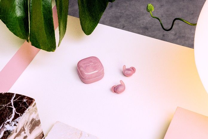 Tingkatkan gayamu dengan Sony LinkBuds Fit, earbuds wireless pertama Sony yang gunakan bahan plastik daur ulang. Kini tersedia dalam warna pink.
