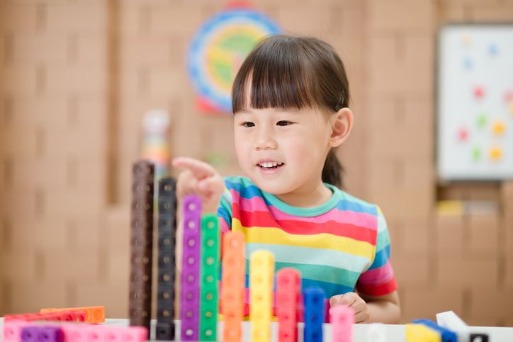 Anak mudah bosan bahkan panik jika harus belajar matematika? Lakukan dengan permainan ini agar mereka suka belajar matematika.