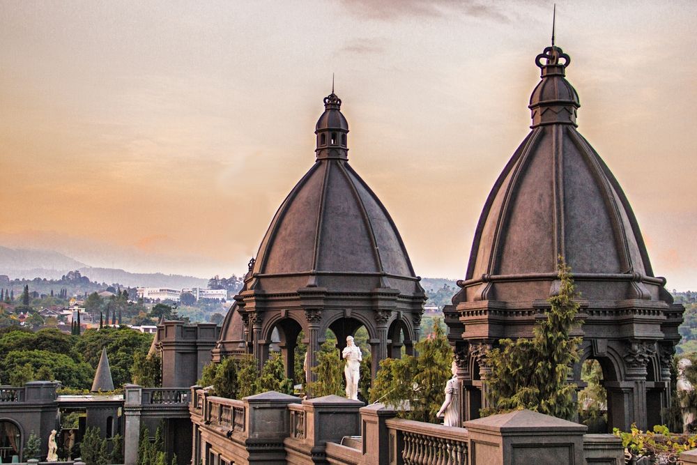 Bandung dikenal sebagai salah satu destinasi wisata favorit di Indonesia. berikut daftar hotel bintang lima yang berlokasi strategis di Bandung.