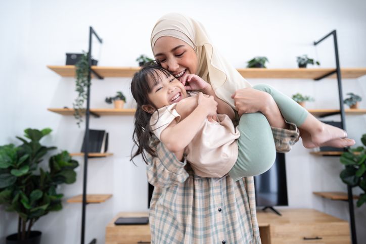 Tanpa mengucapkan pun, orang tua bisa menunjukkan cinta pada anak dengan beberapa cara berikut ini. Apa saja?