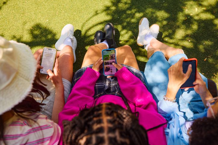 Mengubah screen time menjadi quality time, begini membangun kedekatan dengan anak remaja di era digital.