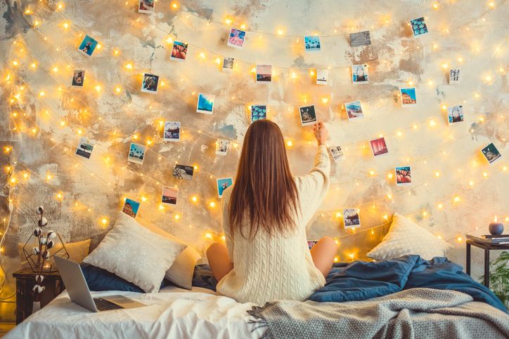 Sebelum melakukannya, simak dulu berbagai untung rugi meletakkan foto di dalam kamar tidur, termasuk foto pernikahan.