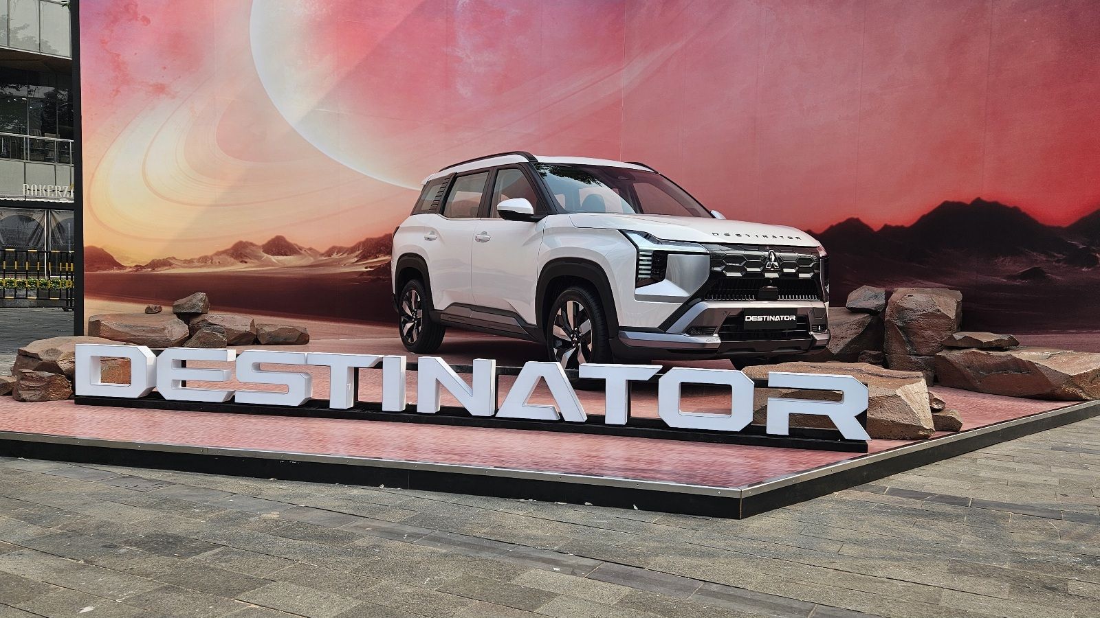 Belakangan ini, mobil SUV makin disukai perempuan. Ini rekomendasi mobil midsize SUV yang cocok untuk perempuan aktif dari Mitsubishi.