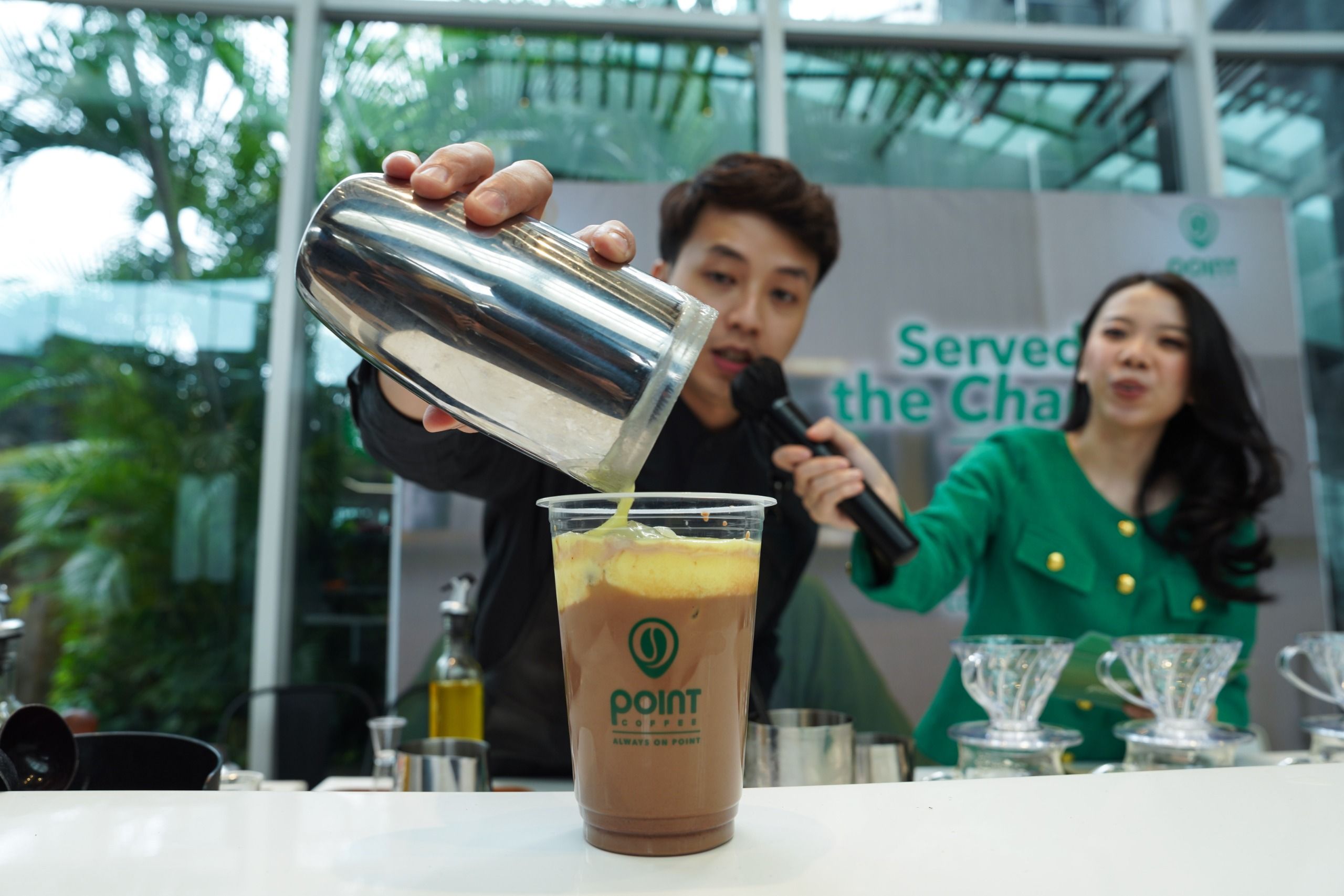 Barista Ryan Wibawa meracik kopi dengan cita rasa pisang cokelat yang unik.