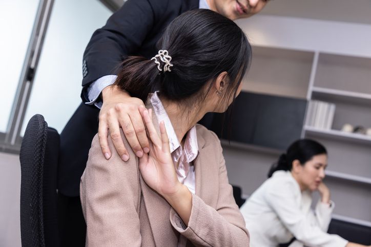Awas terjebak, perempuan perlu tahu trik untuk menghindari perselingkuhan dengan sesama rekan kerja.