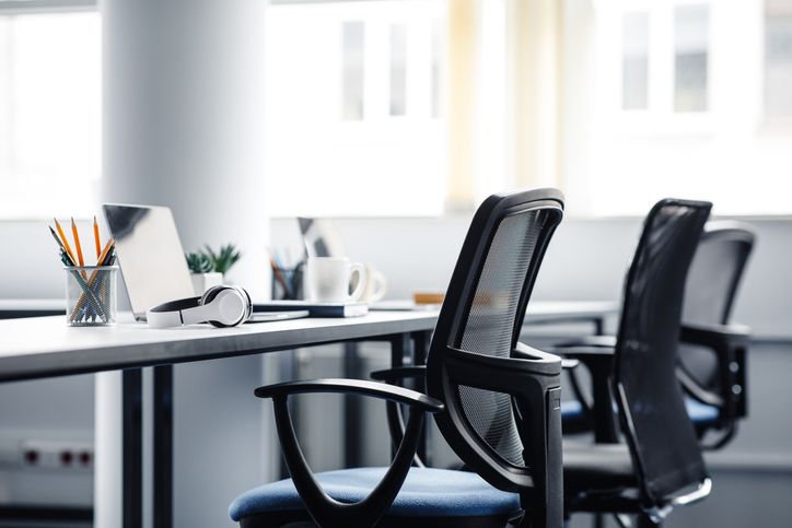 Karyawan menghilang tanpa jejak, tidak pamit atau menunjukkan tanda akan resign? Kenali workplace ghosting dan penyebabnya.
