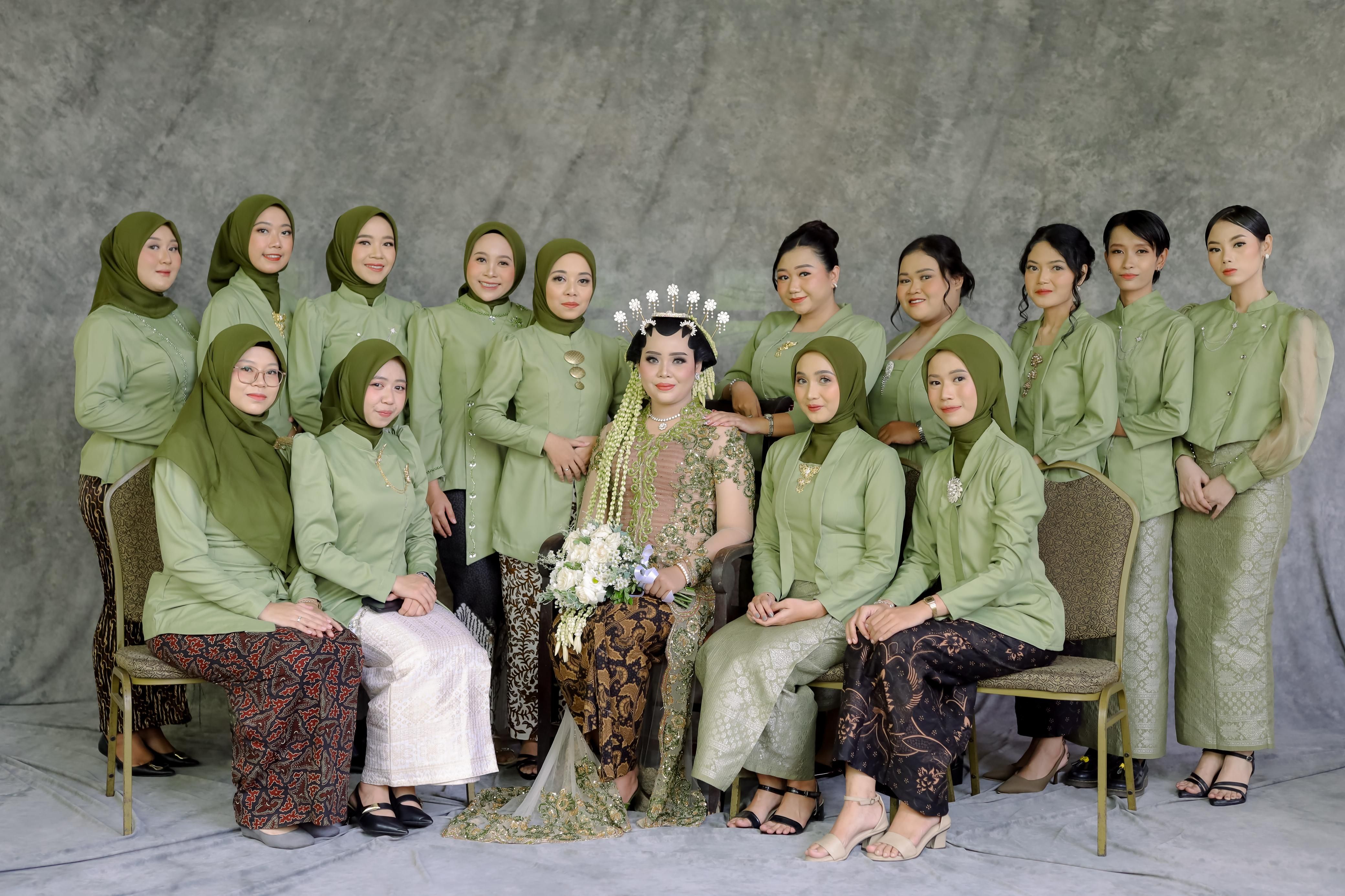 Inspirasi model kebaya untuk bridesmaid yang anggun juga elegan, simak ulasan lengkapnya untuk kamu.