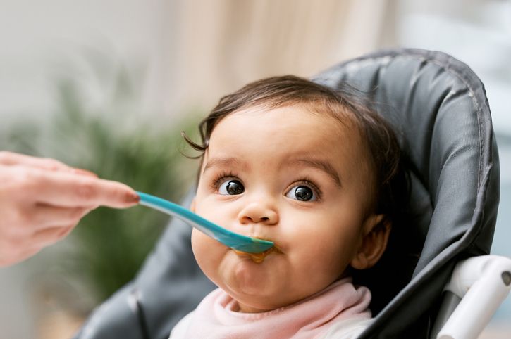 Bayi di bawah 6 bulan seharusnya belum makan makanan padat meski dihaluskan. Simak berbagai risikonya untuk bayi!