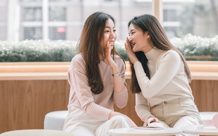 Dianggap negatif, bergosip bisa memberi manfaat kesehatan mental jika dilakukan dengan cara yang tepat dan tahu batas.
