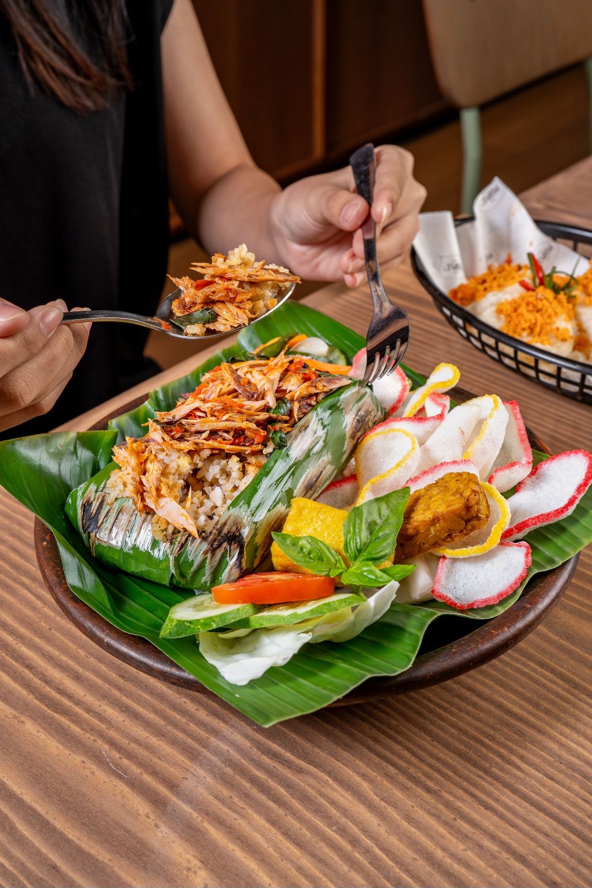 Nikmati inovasi comfort food nasi goreng bakar dengan topping khas Nusantara di rekomendasi kafe ini.