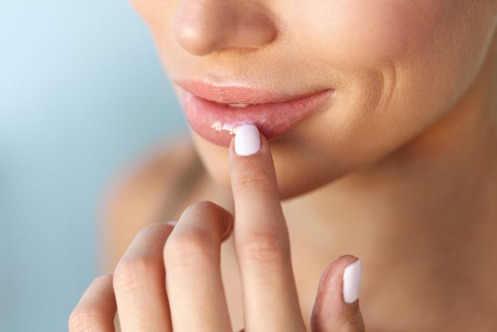 Agar bibir selalu tampak sehat saat memakai atau tidak memakai lipstik, lakukan cara ini untuk membuatnya merona alami.