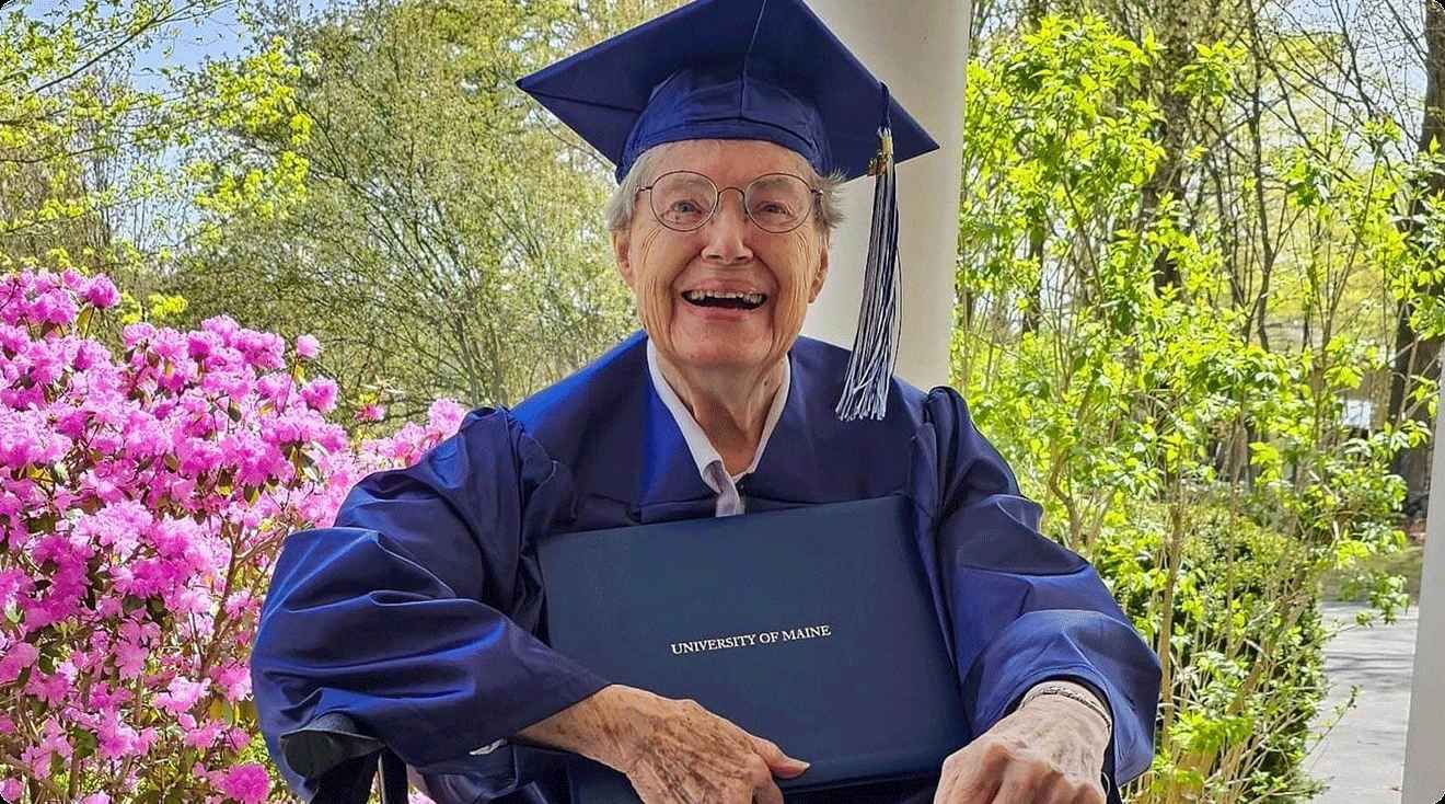 Tertunda jadi sarjana karena aturan soal mahasiswi yang hamil, kini Joan Alexander meraih gelarnya di usia 84 tahun.