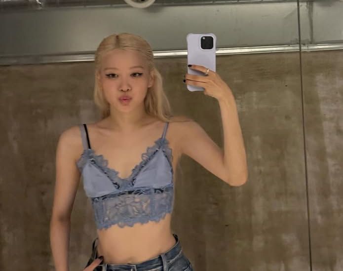 Ingin tampil percaya diri ala Rose BLACKPINK dengan bra sebagai fashion statement? Intip tipsnya berikut ini!
