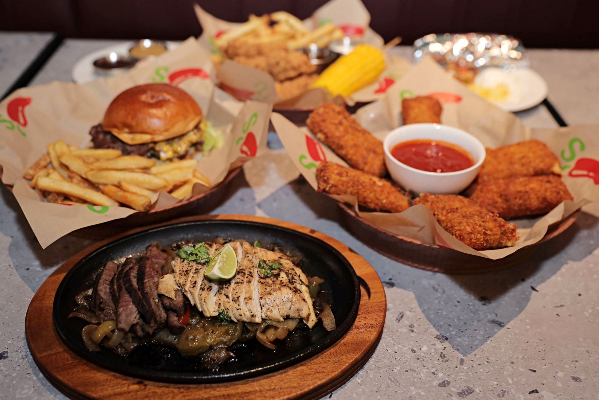 Buka gerai perdananya di Indonesia, Chili's hidangkan makanan khas Amerika dengan burger dan fried mozarella yang viral.