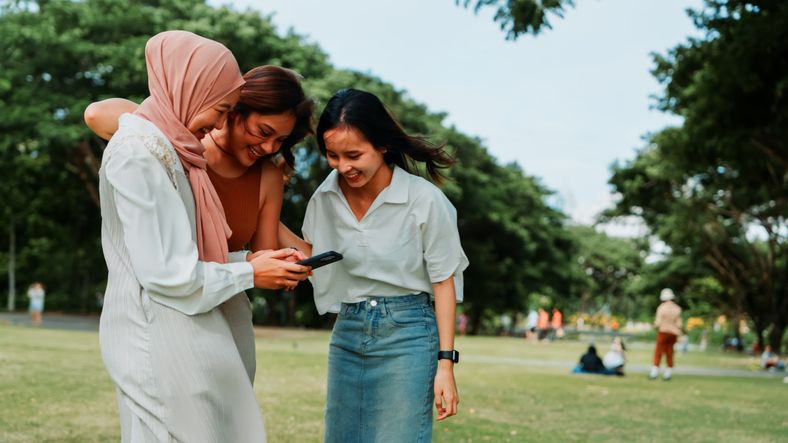 Kamu sadar tidak ada di grup chat lingkaran pertemananmu, ini yang bisa kamu lakukan secara dewasa untuk menghadapinya.
