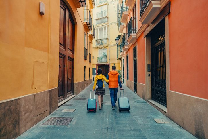 Kamu dan pasangan punya gaya traveling yang berbeda? Begini solusi yang bisa dilakukan jika bepergian berdua.