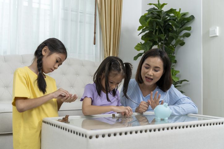 Strategi yang bisa dilakukan orang tua untuk membekali anak dengan literasi keuangan sebelum usianya 18 tahun.