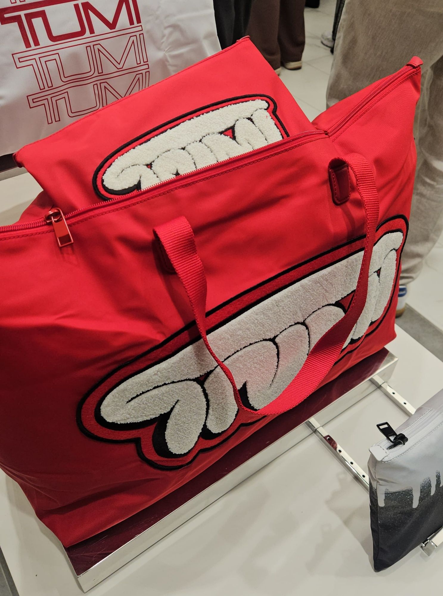 Rekomendasi tote bag untuk perempuan dari brand mewah, TUMI Voyageur.