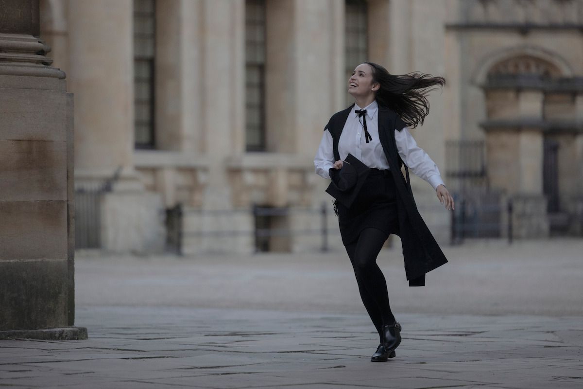 Diperankan oleh Sofia Carson, begini karakter perempuan Anna di film My Oxford  Year yang tayang di Netflix.