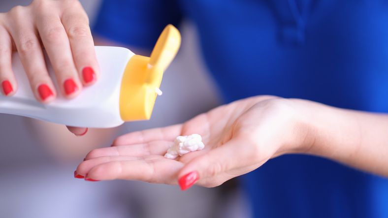 Ahli sepakat trik ini menjadi cara mengukur takaran sunscreen yang tepat untuk diaplikasikan ke wajah.