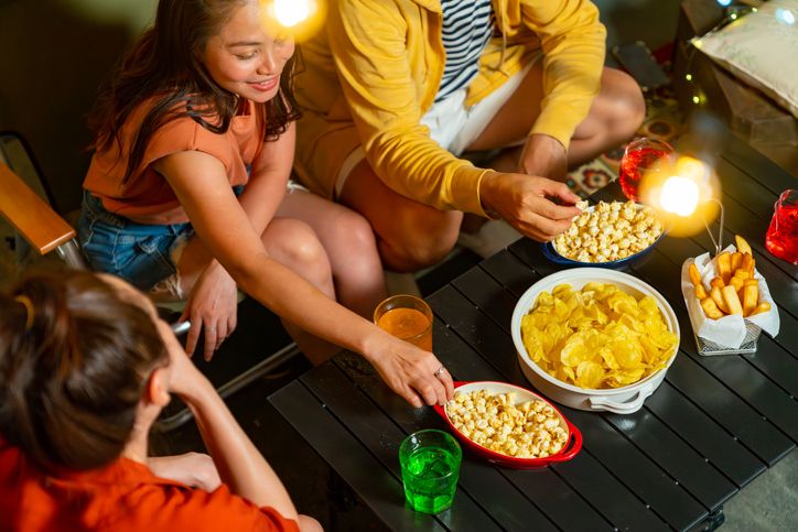 Berdasarkan riset Mondelez Indonesia, masyarakat Indonesia suka ngemil hingga tiga kali sehari, lebih sering dari makan utama.