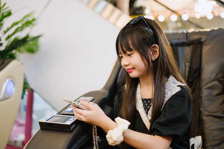 Walau sudah tahu tidak baik, apa yang membuat orang tua memberikan smartphone ke anak di usianya yang masih dini?