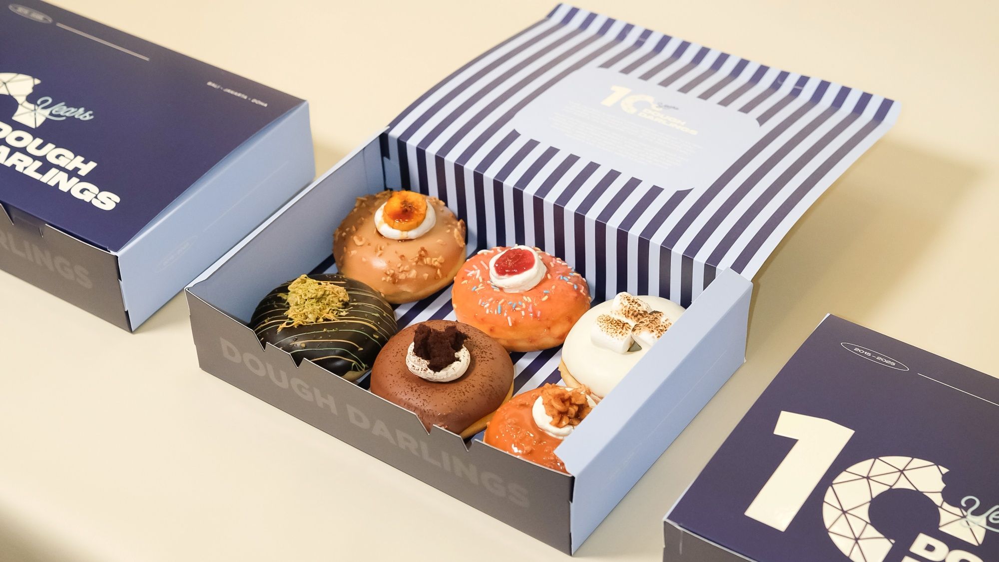 Donat identik jadi camilan berbagai acara. Ini rekomendasi donat artisan dengan pilihan rasa unik dari Dough Darlings.