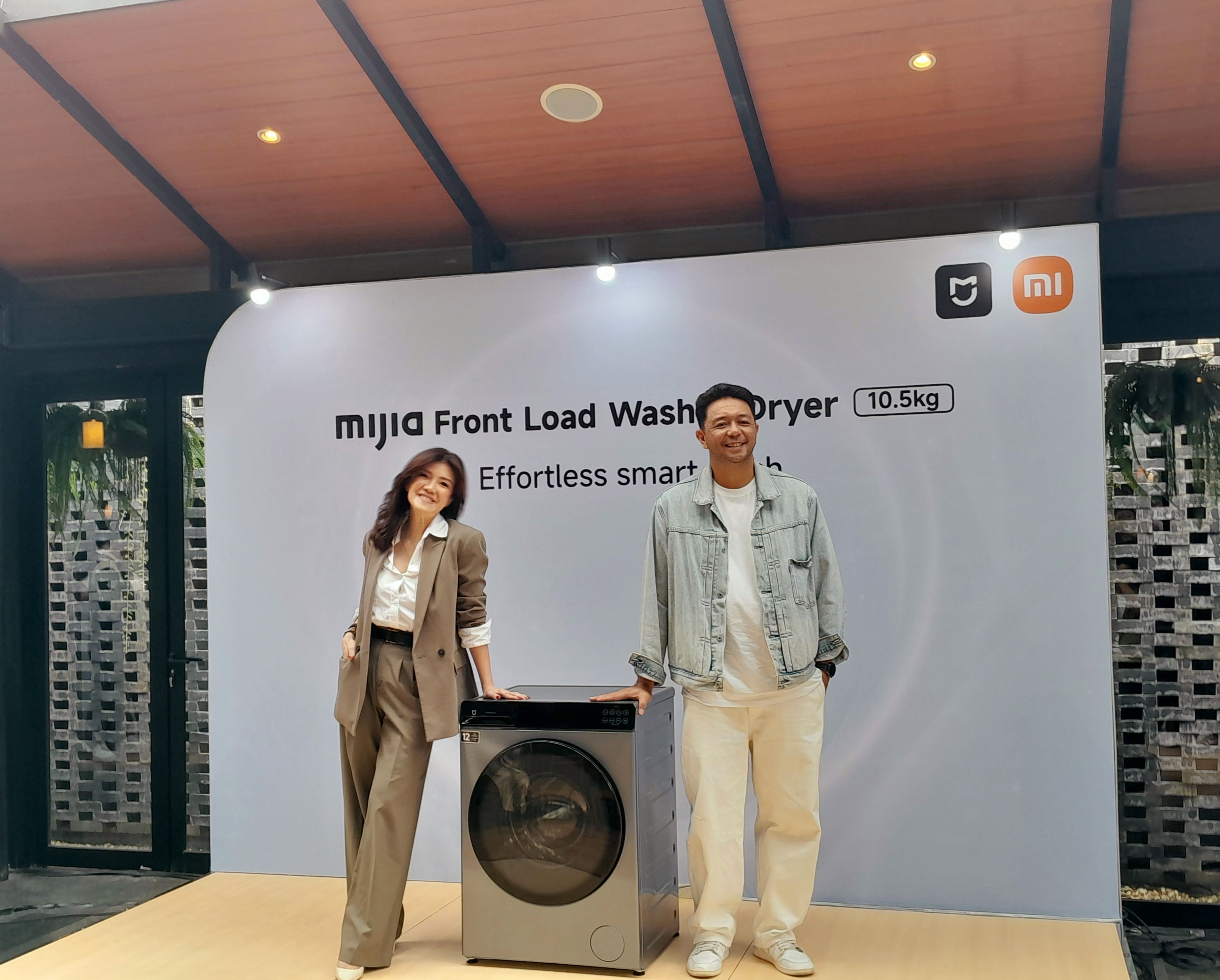 Agatha Suci menyoroti keunggulan fitur washer dryer terbaru Xiaomi yang ia uji coba langsung