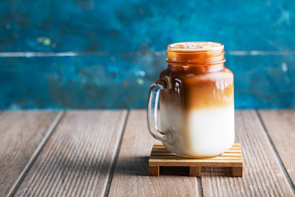 Bisa dibuat di rumah, ternyata begini resep kopi susu karamel hanya menggunakan tiga bahan saja. Simak penjelasannya!