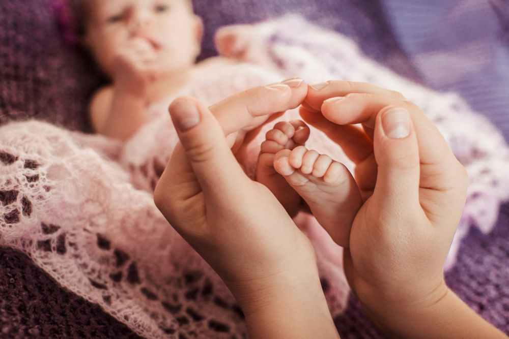 Memancarkan aura positif dan kegembiraan, berikut ini inspirasi nama bayi perempuan dan laki-laki yang bermakna kebahagiaan.