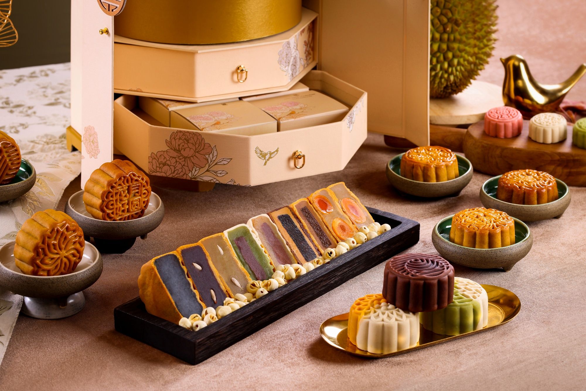 Ini rekomendasi hampers mooncake eksklusif yang mewah dari The Ritz Carlton Jakarta, Pacific Place .