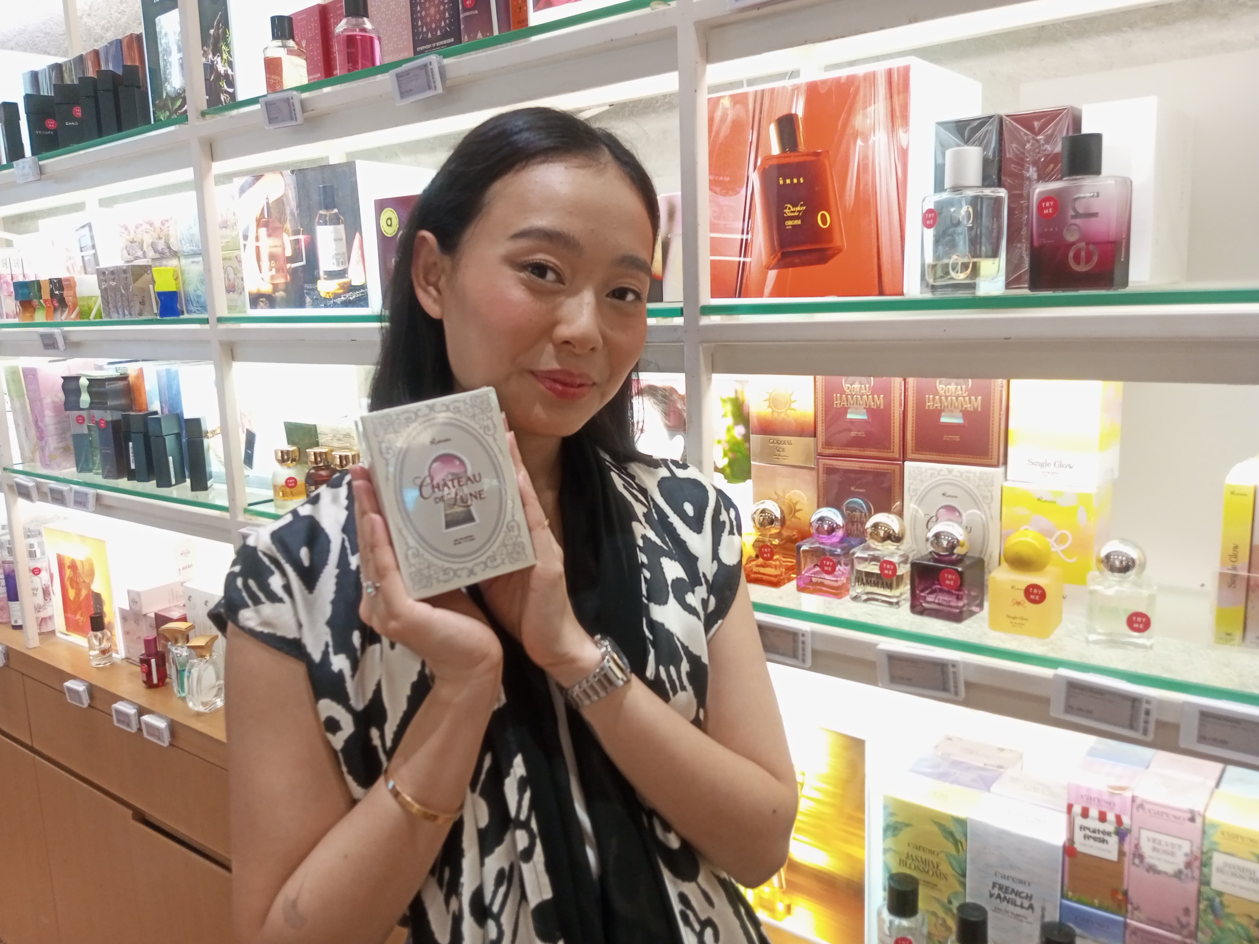 Dhika Himawan, CO- Founder Rahasia Beauty mengungkapkan cerita di balik parfum yang personal dan menginspirasi. Sekaligus memberikan tips memilih parfum dengan aroma yang sesuai. 