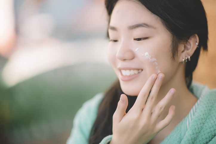 Dengarkan ahli, jangan percaya mitos ini jika ingin sunscreen lebih efektif untuk melindungi kulitmu dari paparan sinar matahari.