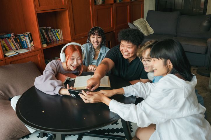 Tak khawatir kantong jebol, ini tips hemat berakhir pekan ala Gen Z di mana kamu bisa nongkrong murah tetap hits.
