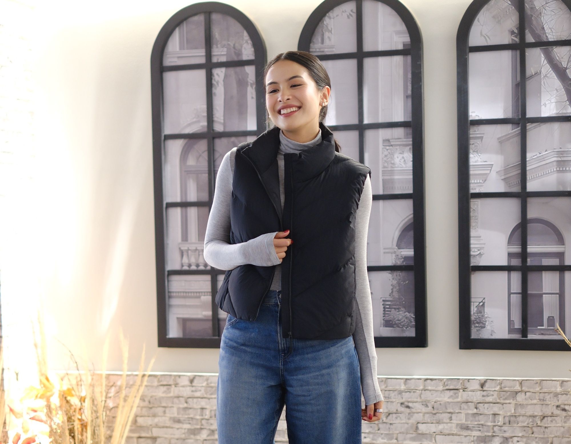Aktris Maudy Ayunda akui menganut gaya hidup mindful buying. Ini pentingnya gaya fashion klasik di era modern.