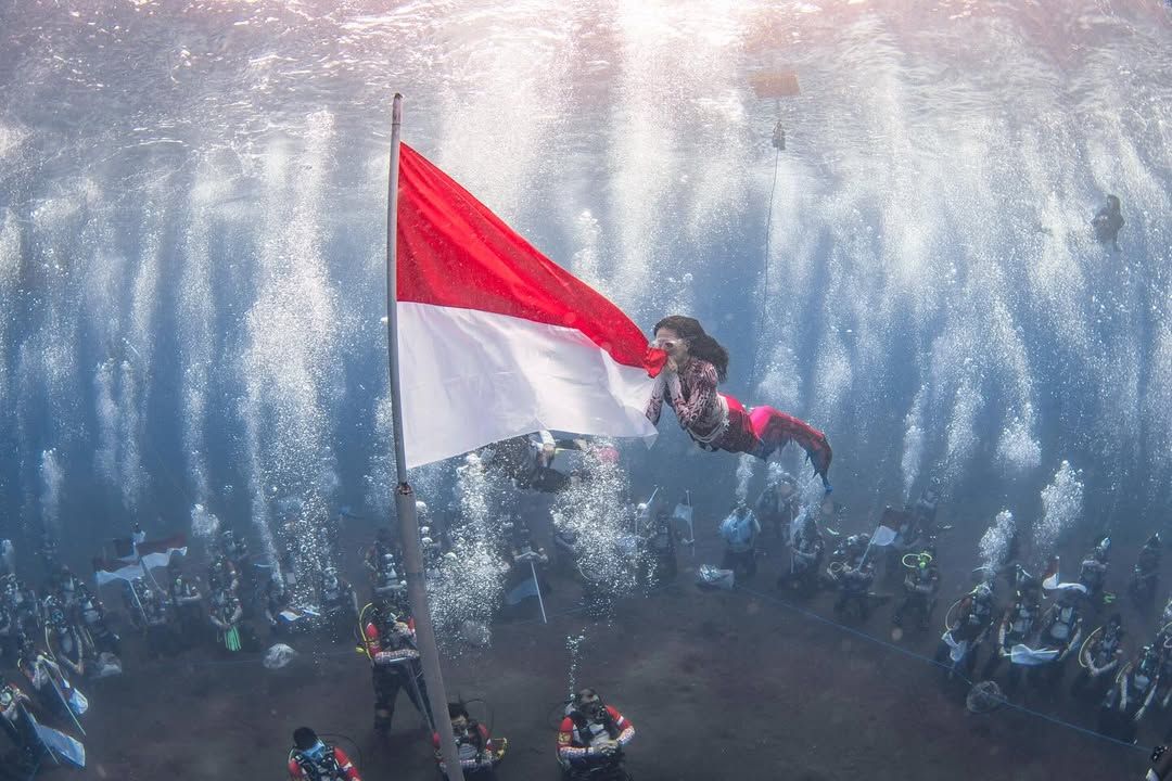 Fakta Gubernur Maluku Utara Sherly Tjoanda mengibarkan bendera merah putih di dalam laut gunakan baju putri duyung.
