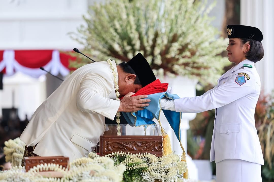 Curi perhatian, ini sosok pembawa bagi pengibaran dan penurunan bendera dalam rangka HUT Republik Indonesia ke-80.