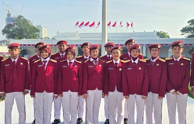 Sebanyak 100 siswa siswi Sekolah Rakyat tergabung dalam tim paduan suara dalam rangka Hari Kemerdekaan Indonesia ke-80.