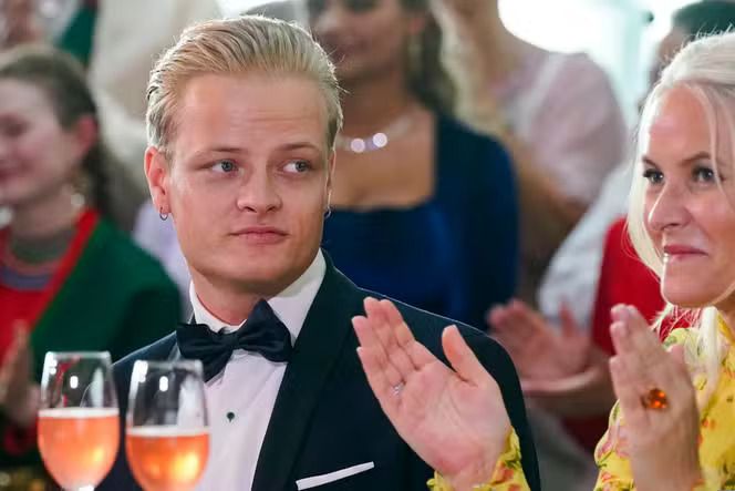 Putra dari Putri Mahkota Norwegia, Mette Marit menghadapi tuntutan 32 tindak pidana yang mencakup empat tuduhan pemerkosaan.