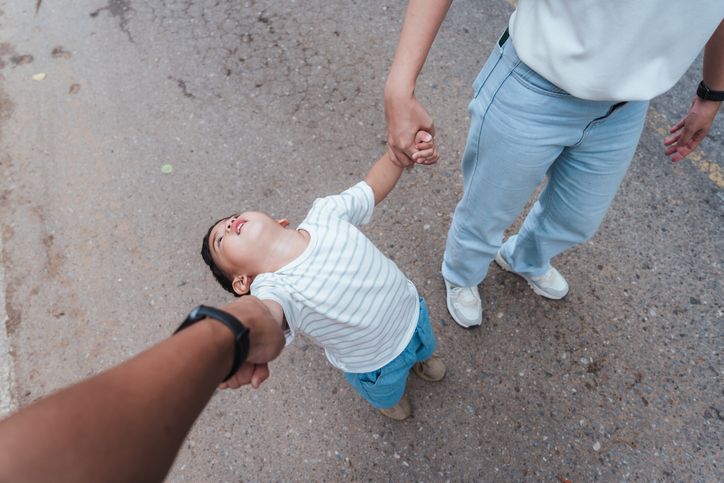 Caramu yang biasa tidak mempan saat menghadapi anak tantrum di depan umum? Lakukan saran dari Peaceful Parenting Coach ini.