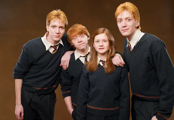 HBO mengunggah foto pemeran Ron Wealsey bersama pemain keluarga Weasley lainnya. Yuk, intip siapa saja mereka.