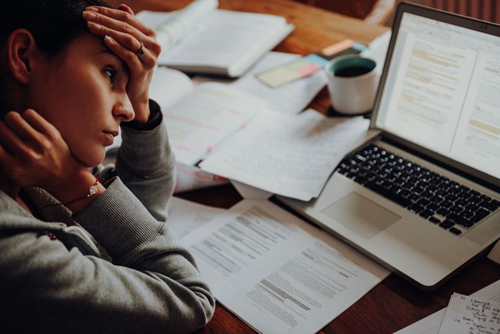 Perempuan mandiri alami burnout. Apa penyebab dan bagaimana cara efektif mengatasinya? Simak penjelasannya!