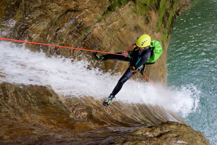 Viral di TikTok olahraga canyoning yang memicu adrenalin. Apa itu dan bagaimana tips untuk melakukannya?