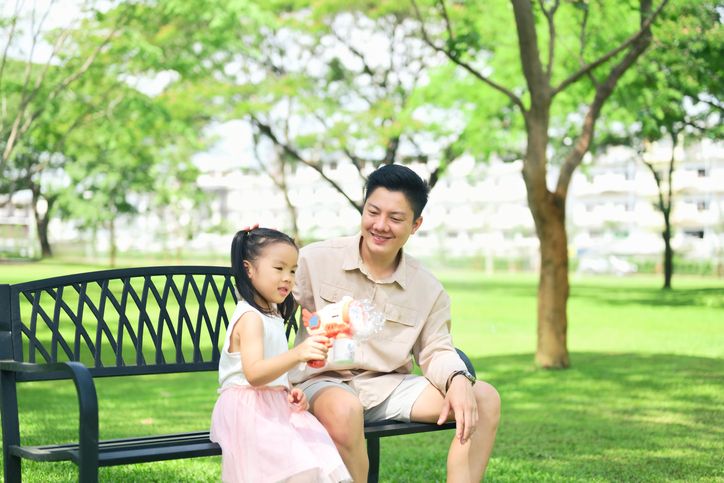 Mengenal istilah Latte Dad yang belakangan viral di TikTok, peran aktif ayah dalam pengasuhan buah hati.