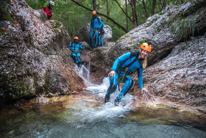 Setelah padel, muncul tren olahraga canyoning yang banyak diminati. Lantas, adakah manfaatnya untuk kesehatan mental?