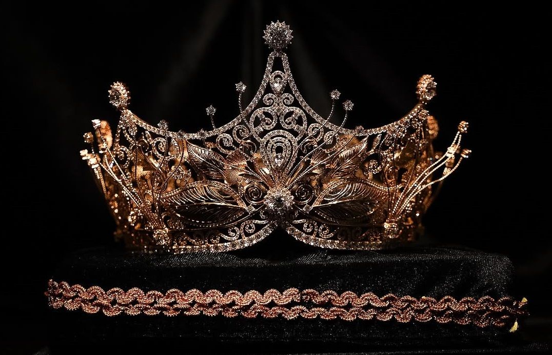 Menggantikan mahkota teratai. Ini makna mahkota Jiwanta, mahkota resmi Miss Universe Indonesia 2025.