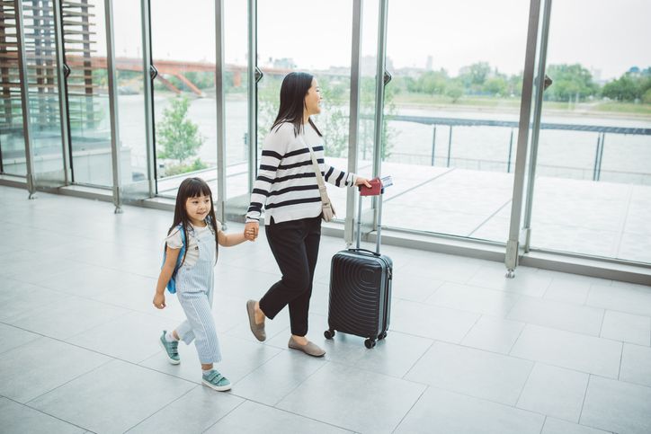 Mempertimbangkan usia anak, begini saran ahli untuk memilih waktu terbang naik pesawat agar terhindar dari jet lag.
