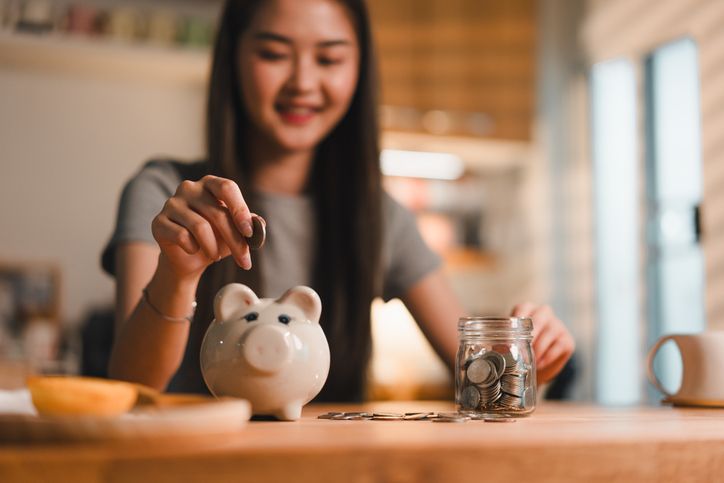Kebiasaan terkait keuangan yang konyol ini diam-diam bisa membuat rezeki lancar. Yuk, cari tahu apa saja yang bisa kamu coba.