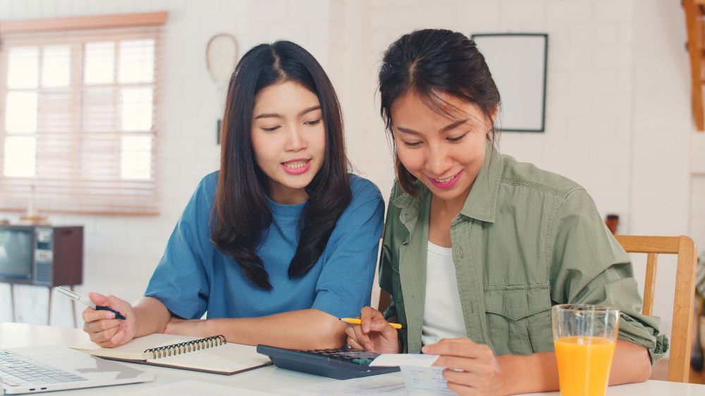 Empat tips mencapai financial freedom untuk perempuan single dan sudah menikah. Simak ulasan lengkapnya untukmu!